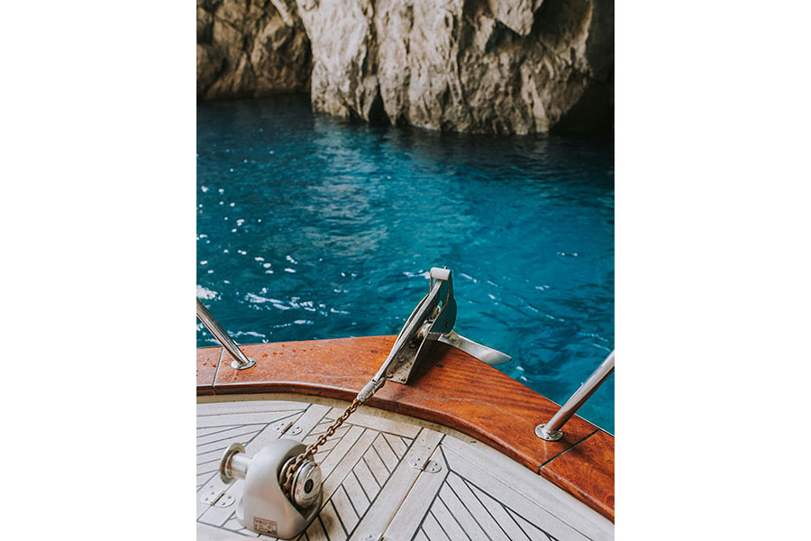 vue de l'avant d'un bateau avec guindeau et ancre